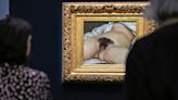 Arrojan pintura roja al cuadro "El origen del mundo" de Courbet en un museo de Francia