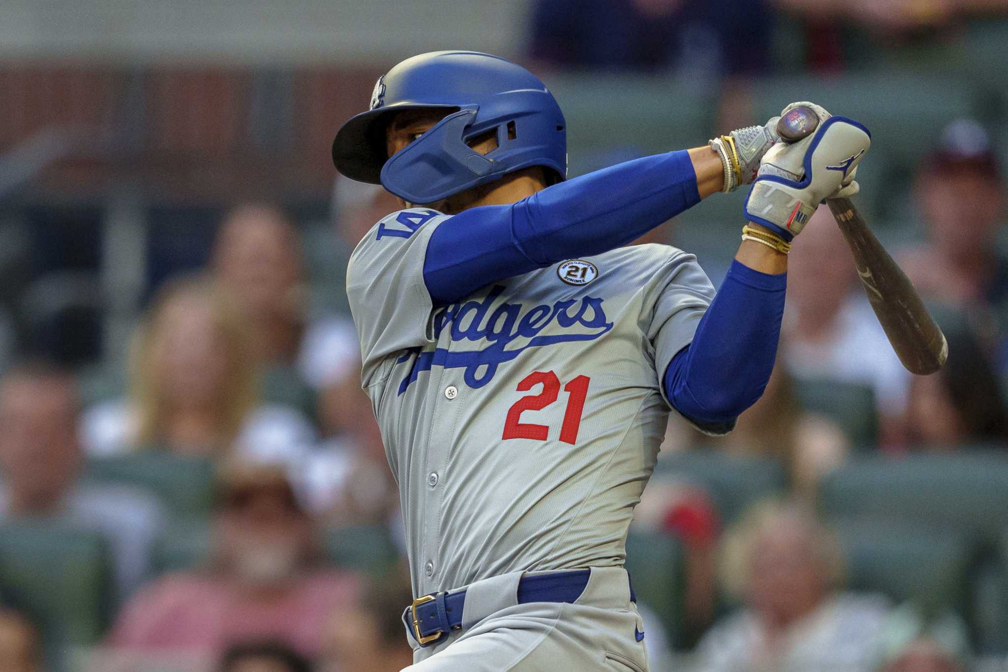 Betts has tiebreaking RBI single in seven-run 9th inning as Dodgers beat Braves 9-2