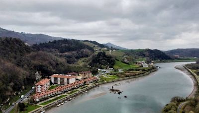 Agentes de la Ertzaintza rescatan a un joven en parada cardiorrespiratoria en la ría de Orio