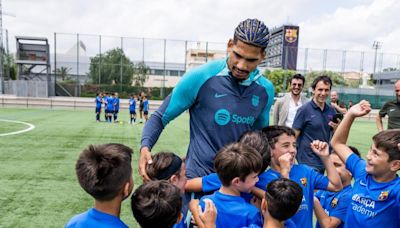 Araujo da la sorpresa a los niños del campus de la Barça Academy