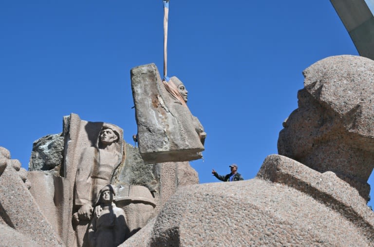 Ukraine dismantles Soviet monument to friendship with Russia