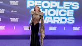Shania Twain wears bold throwback look to 2022 People’s Choice red carpet