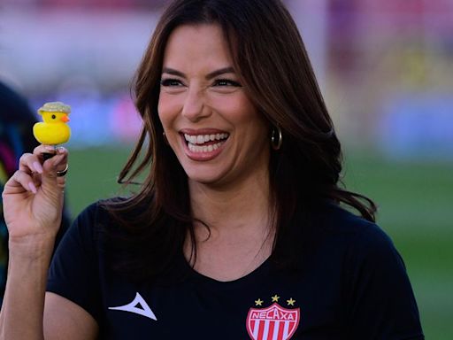 Eva Longoria asiste al partido entre Necaxa y Rayados en Aguascalientes