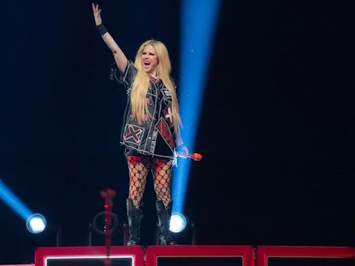 Avril Lavigne Launches “The Greatest Hits” Tour in Vancouver: Video, Photos + Setlist