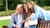 Los reyes conmemoran su 20 aniversario de boda con un álbum de fotos con sus hijas en los jardines del Palacio Real