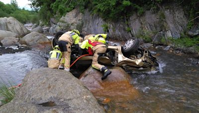 Mueren tres personas en Benasque tras salirse su coche de la vía y caer al río Ésera desde una altura de 20 metros