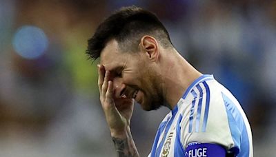 “No tenía ganas de jugar”: en Argentina pierden la memoria y vuelven a darle con todo a Lionel Messi - La Tercera