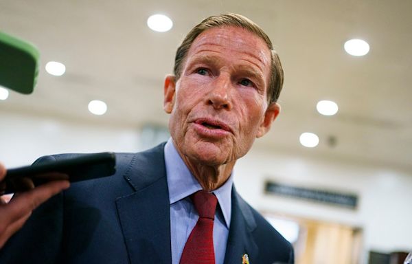 Senate Democrat urges Roberts to pressure Alito, Thomas on recusals