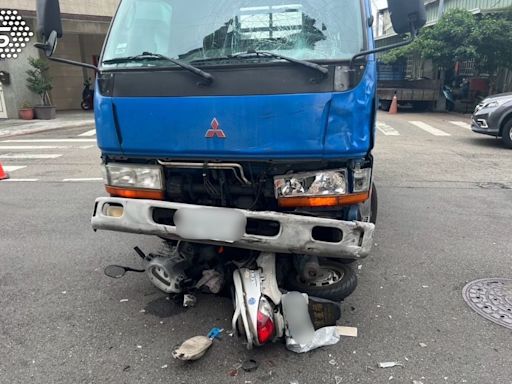 快訊／台中東區死亡車禍 23歲騎士連人帶車捲小貨車底喪命│TVBS新聞網