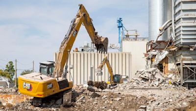 Demolition of former Diamond V Mills plant begins in Cedar Rapids