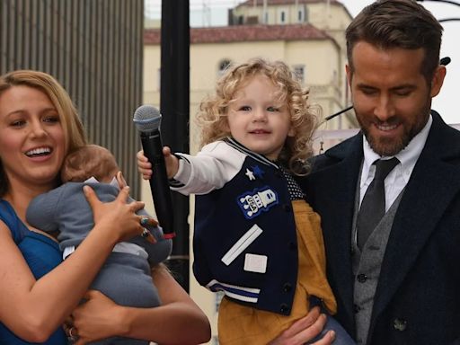 Ryan Reynolds dice que los padres de hoy son “muy blandos” en comparación con su infancia: “Yo no grito”