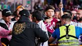 Videos muestran roces entre aficionados morados y jugadores de la Liga tras la final | Teletica