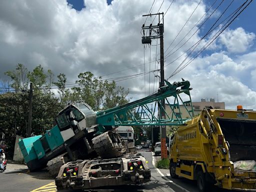 快訊/生死一瞬！林口吊車滑下拖板車「吊臂狠擊垃圾車」險釀傷亡