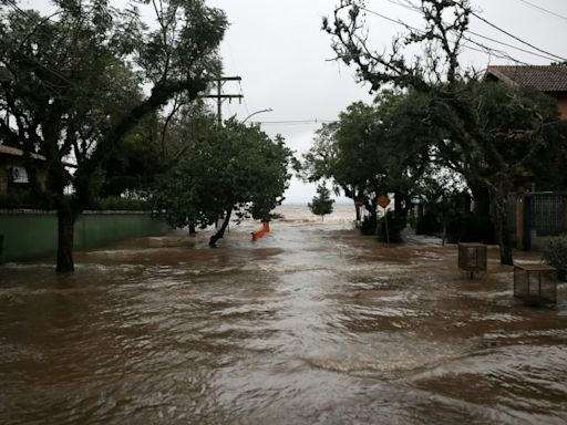 Brazil's flooded south paralyzed as waters remain high