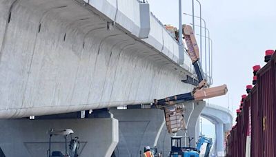 通車前出事！國一銜接台74線交流道 工程車翻覆壓傷2工人