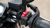 ¿Para qué sirve el botón rojo de la moto? Aprenda a utilizarlo para no tener accidentes