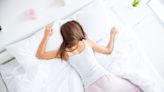 La peor posición al dormir según un experto en sueño
