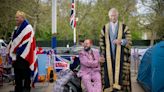 De tazas a lapiceras con la cara de Carlos, en Londres todo el merchandising ya está listo para la fiesta de la monarquía