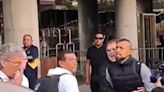 “¡Mójala!”: el momento de furia de Arturo Vidal contra un hincha en Lima - La Tercera