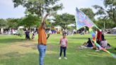 Familias volaron cometas y participaron de concurso de palo encebado en el parque Samanes