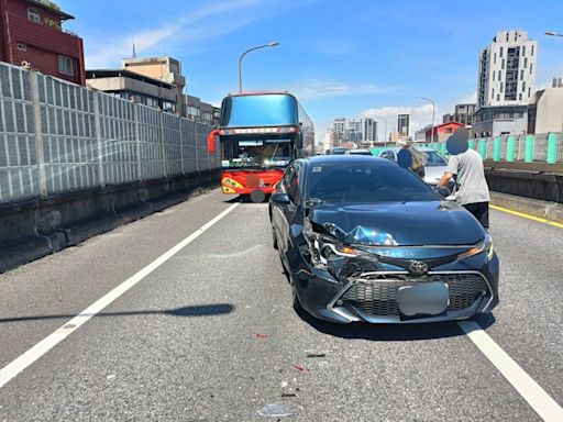 顏若芳市民高架遭追撞 愛車慘夾2車間撞況曝