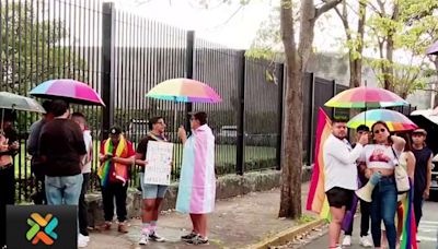 Participantes de Marcha de la Diversidad hacen plantón en Casa Presidencial | Teletica