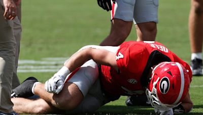 Oscar Delp, Georgia TE, exits vs. Tennessee Tech with ankle injury