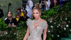 Jennifer Lopez révèle qu'elle est en fait "super timide" : "Je suis très fermée"