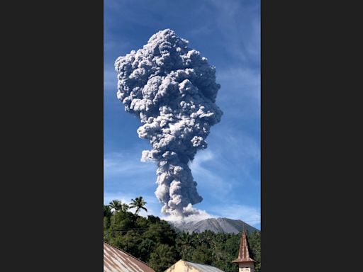 印尼伊布火山再次噴發 火山灰柱直入雲端衝5公里高空