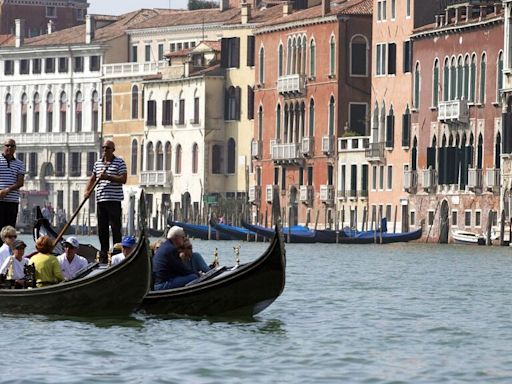 Venice limits tour groups to 25 people and bans megaphones in latest tourism crackdown
