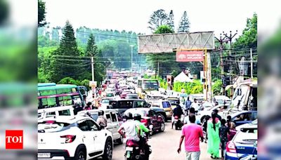 Tourist influx chokes Yercaud | Coimbatore News - Times of India