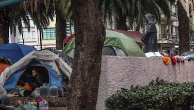 Trasladan a un albergue a migrantes que estaban en el parque Giordano Bruno