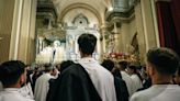 El gran negocio de la Semana Santa: estos son los precios de los balcones, las flores y la ropa en Sevilla