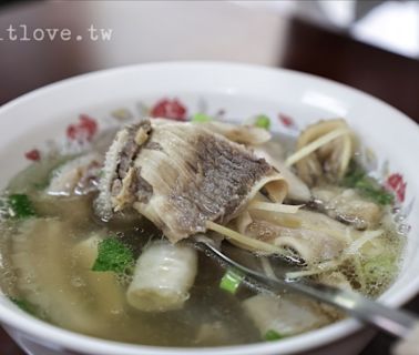 平價料多湯鮮甜的牛雜湯，內用白飯免費吃到飽