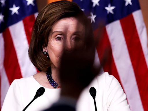 Nancy Pelosi sugere a Joe Biden que repense candidatura