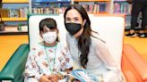 La visita tipo 'royal' de Meghan Markle a un hospital infantil donde ha desplegado sus dotes de actriz