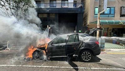 BMW休旅車停路邊突火燒車 引擎室「發爐」冒出大火畫面曝