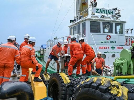 禍不單行 馬尼拉外海沉沒油輪載運油料開始外漏