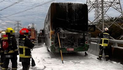 國3龍井路段遊覽車火燒車 後甲國中32師生逃出無人傷