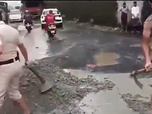 Video shows cops filling Mumbai potholes, Aaditya Thackeray attacks government