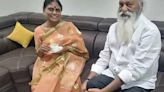 J.C. Prabhakar Reddy calls on Y.S. Vijayalakshmi in Hyderabad