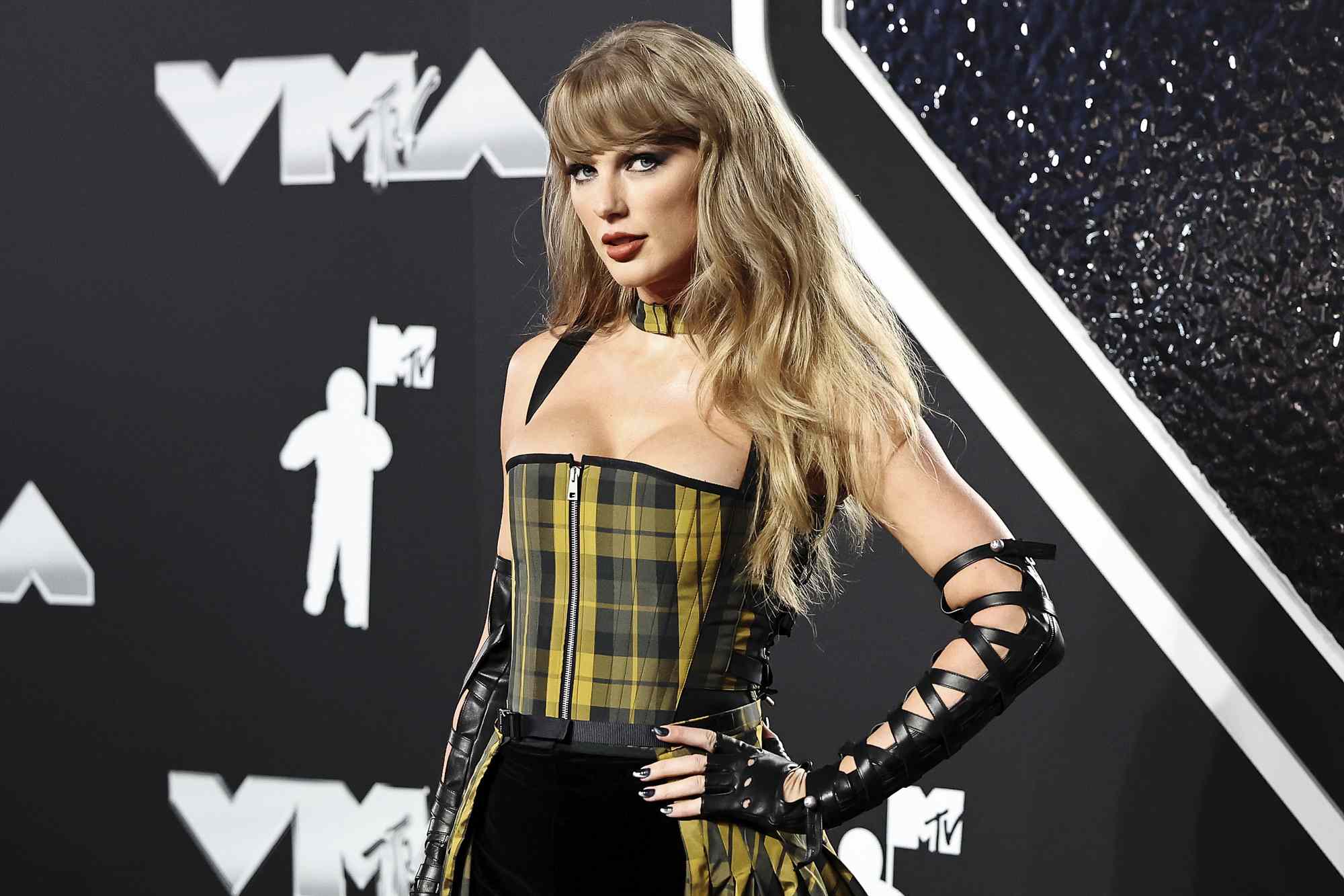 Every Look Taylor Swift Has Worn to the VMAs Since Her First Appearance in 2008