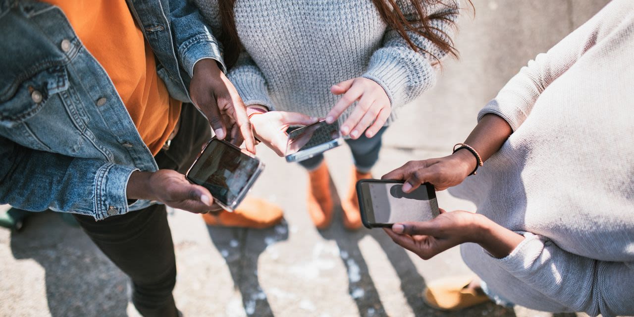 Los Angeles School District Votes in Favor of Cellphone Ban