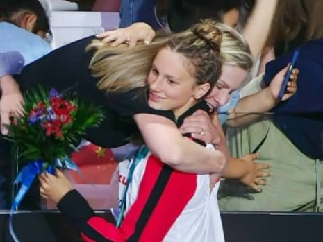 The lifeguard: Summer McIntosh's Olympian mom works to smooth waters for star swimmer | CBC Sports