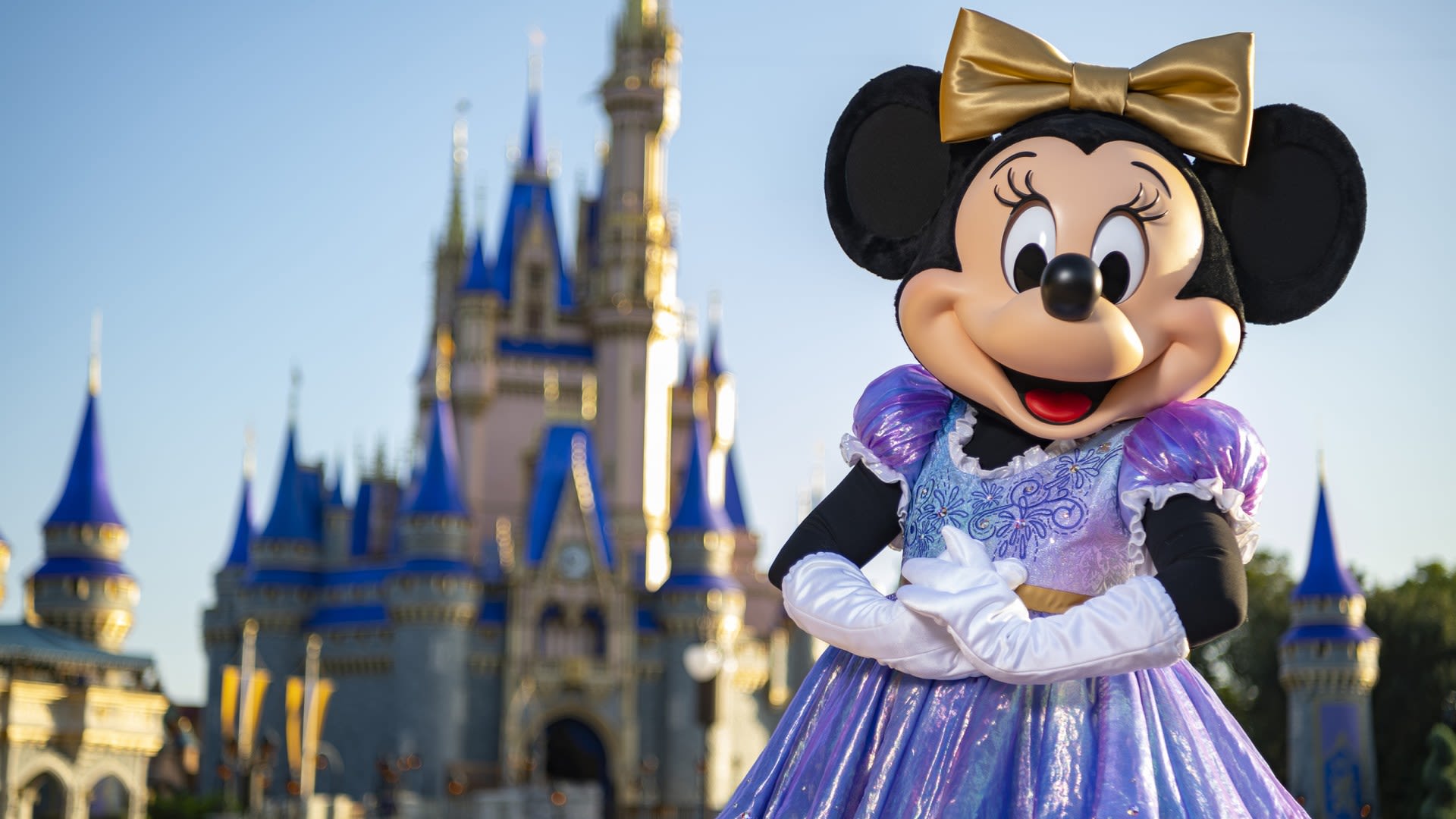 Disney World's sale has free dining & drinks- plus 14 tickets for the price of 7