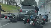 Video: embistió a cinco policías motorizados con un auto robado y escapó en medio de una tremenda balacera