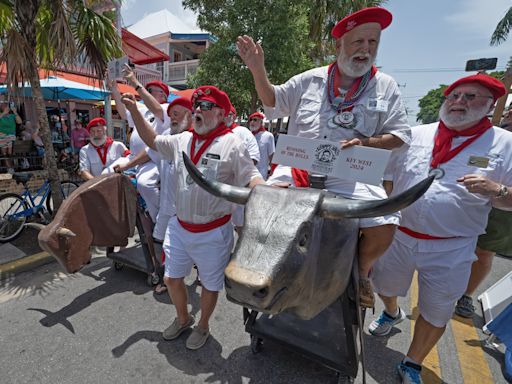 Los 'dobles' de Hemingway celebran su San Fermín en los Cayos de Florida