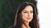 Irina Shayk causa indignación tras desfilar con un ojo morado en la Semana de la Moda de Londres