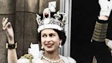 Así vistió Isabel II en su coronación hace 69 años: estratégicos bordados y sandalias-joya