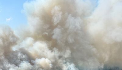 Las llamas empiezan a destruir la localidad de Jasper, en las Montañas Rocosas de Canadá